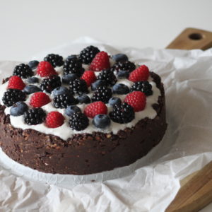 chocolade-yoghurt-taart-met-rood-fruit